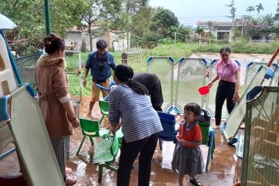 Phụ huynh lớp Mầm 2 làm công tác vệ sinh phòng bệnh cho trẻ