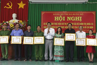 Chi bộ nhận giấy khen Chi bộ đạt thành tích “3 năm học tập đạo đức Hồ Chí Minh”